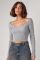 Короткий лонгслів в рубчик з фигурним вирізом