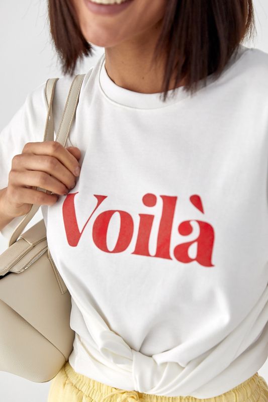 Однотонна футболка з написом Voila