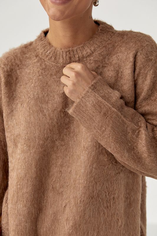 В'язаний светр із пухнастої пряжі